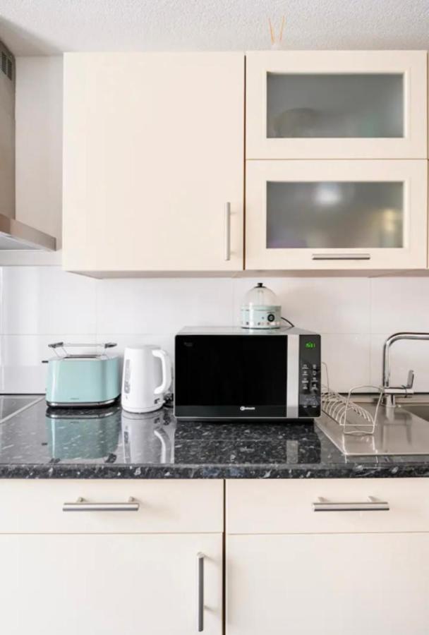 Guenstiges Gruenes Ferienzimmer Mit Separater Moderner Dusche 로라흐 외부 사진